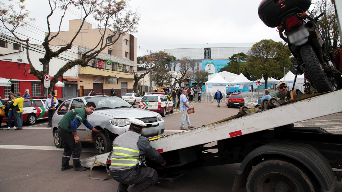 PM apreende carro irregular com motorista sem CNH em Ivaiporã