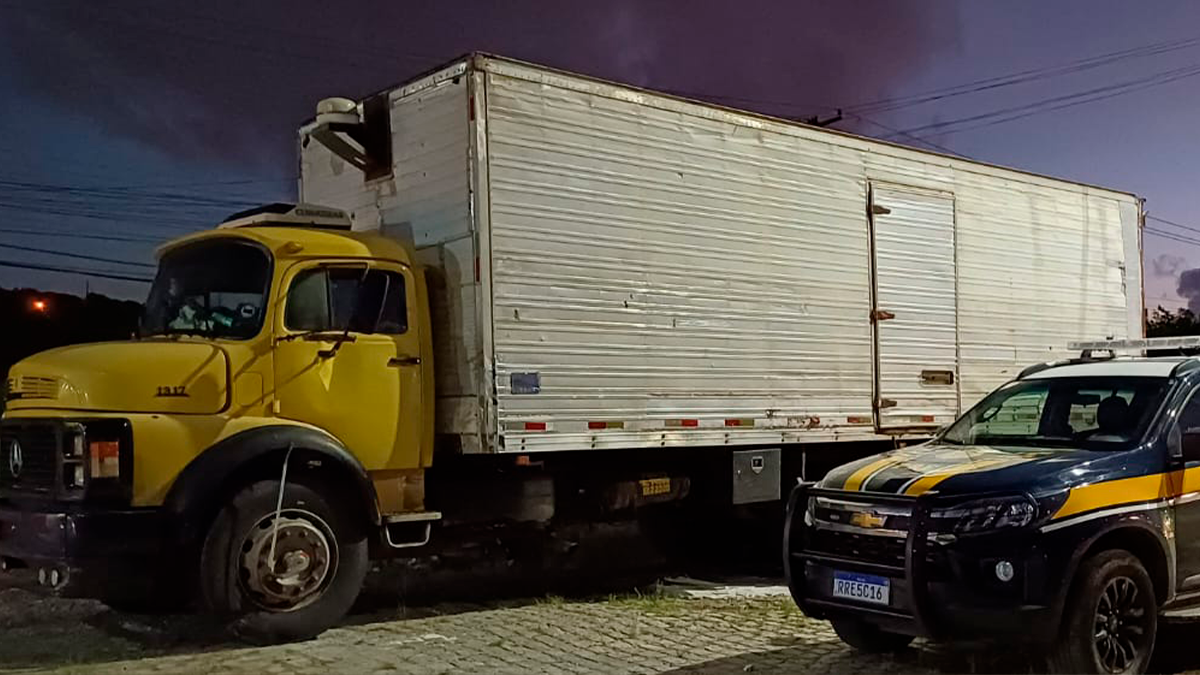 Caminhoneiro é flagrado em Joinville dirigindo carreta sem para-brisa e usando capacete
