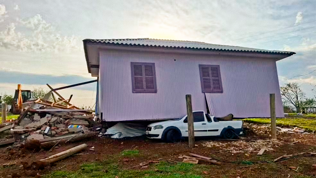 Tornado é confirmado em Santa Catarina; casa é arrancada e arremessada sobre carro