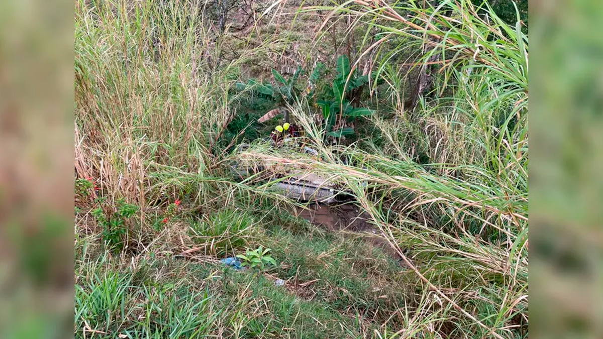 Carro com padres e freira de Ortigueira cai em ribanceira na BR-376