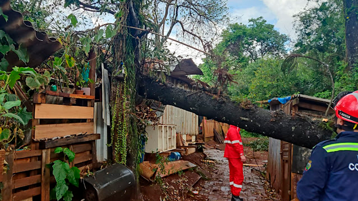 Temporal causa estragos em Santa Maria do Oeste; hospital atende apenas emergências