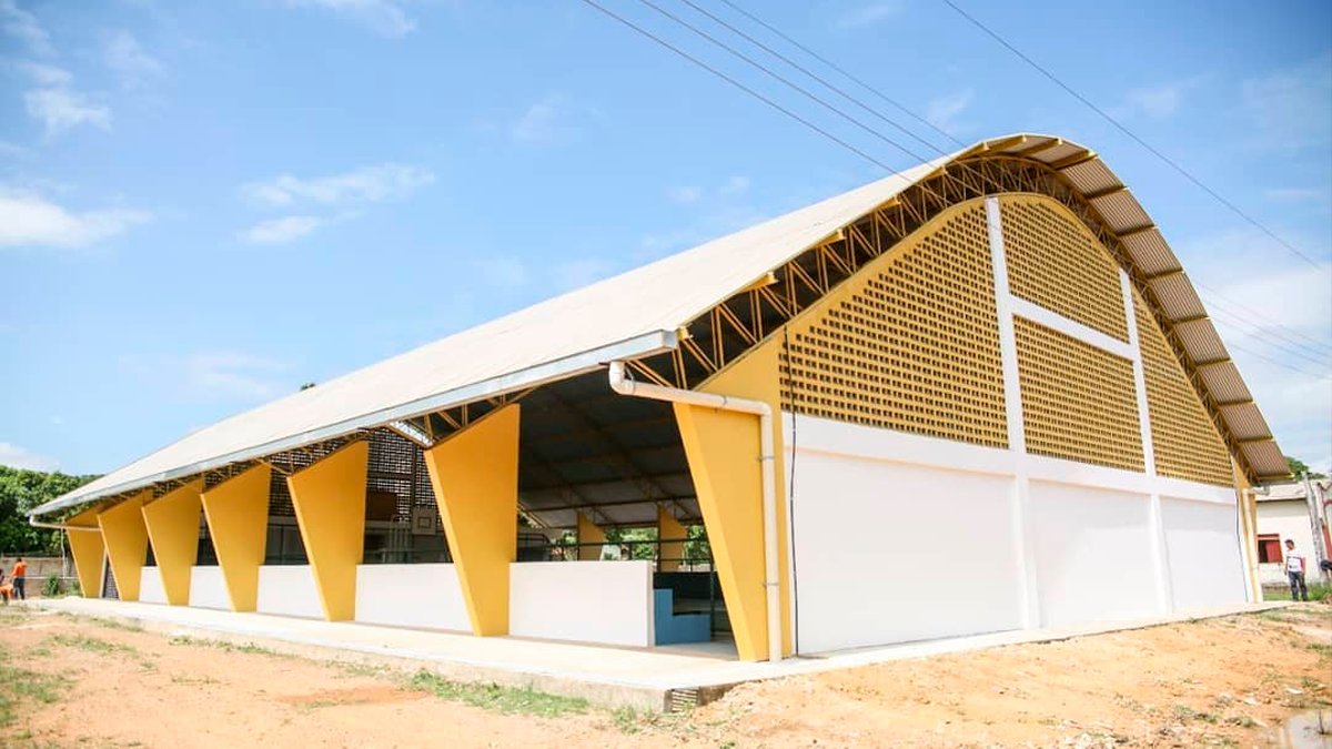 Quadra poliesportiva é arrombada e ladrões furtam bolas esportivas em Lunardelli