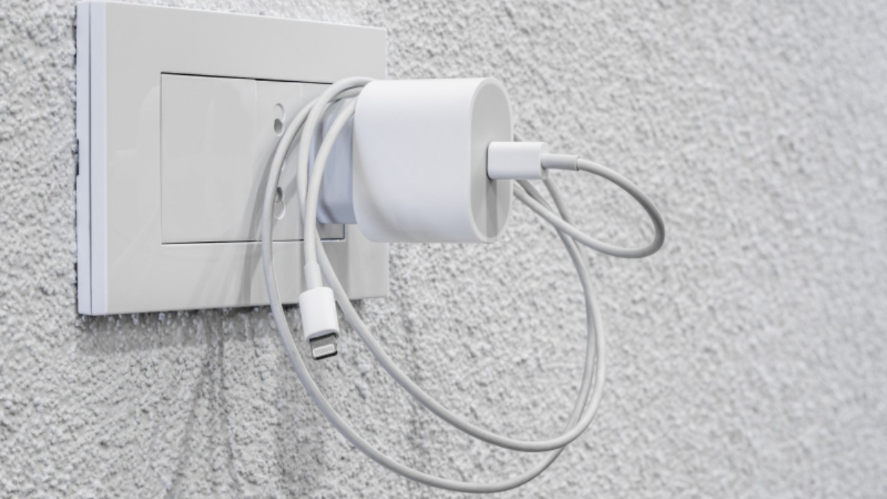 Carregador na tomada sem uso pode aumentar conta de luz