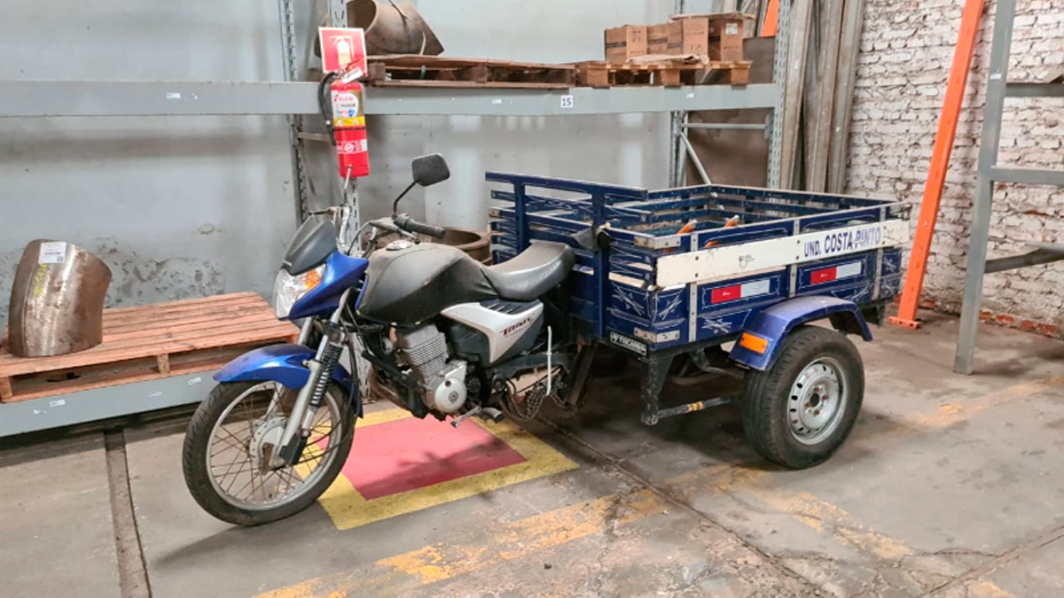 Motociclista fratura o braço após perder o controle de moto com carretinha