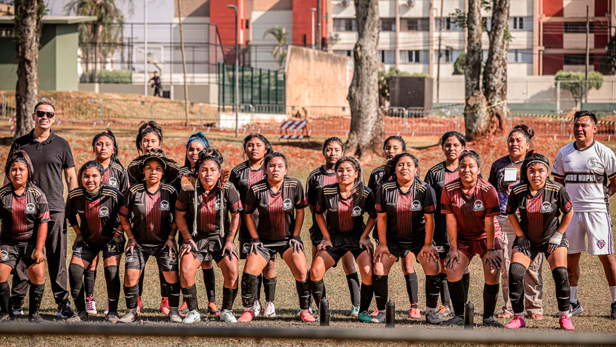 Mais que um time: equipe indígena de Cândido de Abreu leva futebol e cultura Kaingang à final do Bom de Bola
