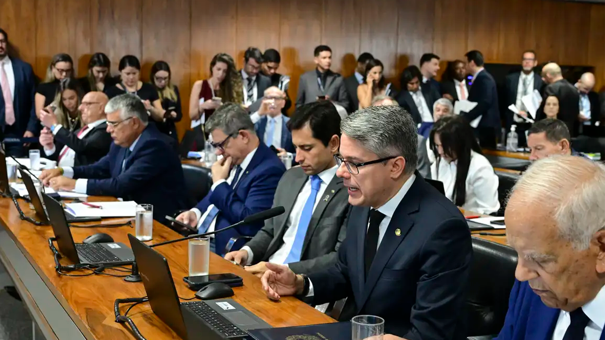 Senado barra 'PEC da Blindagem' por unanimidade na CCJ