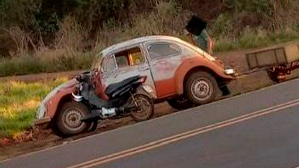 Motociclista fica ferida após colisão com Fusca na PR-487 em Manoel Ribas