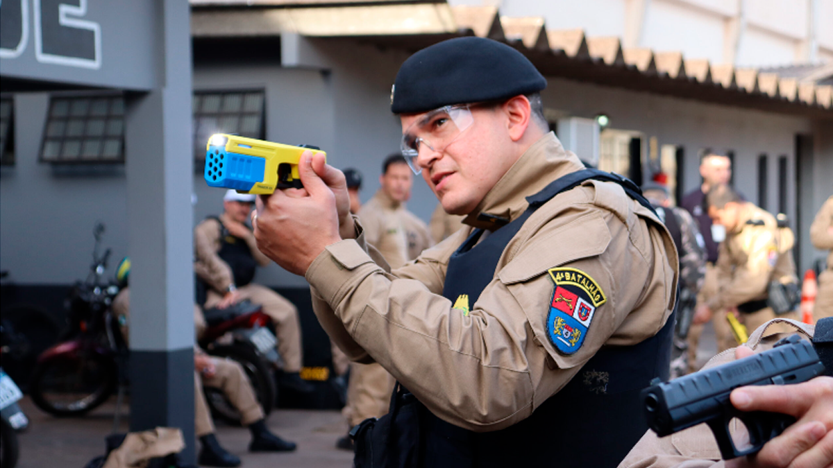 PM do Paraná já utiliza novas armas Taser em operações nas ruas