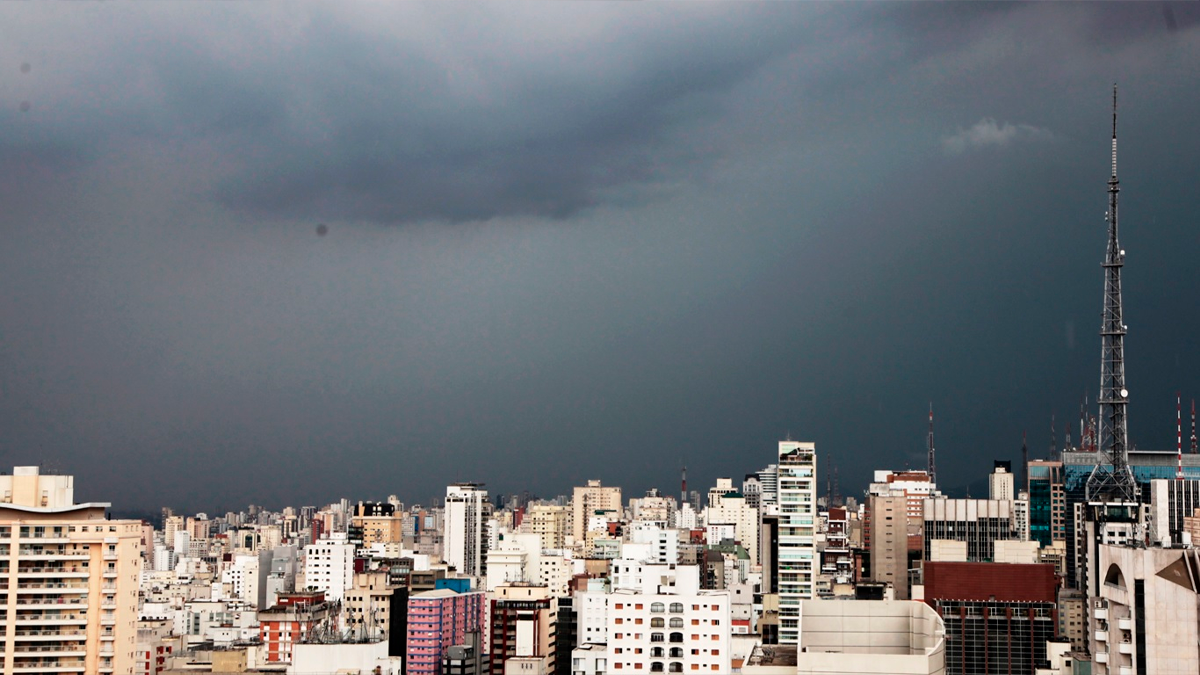 Alerta no Paraná: nova frente fria chega e traz risco de temporais para o fim de semana