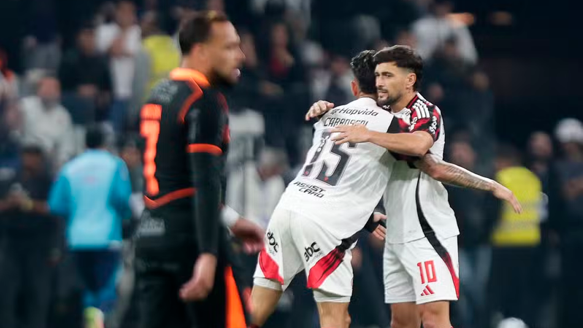 No apagar das luzes! Flamengo vira no fim, afunda o Corinthians e dispara na liderança