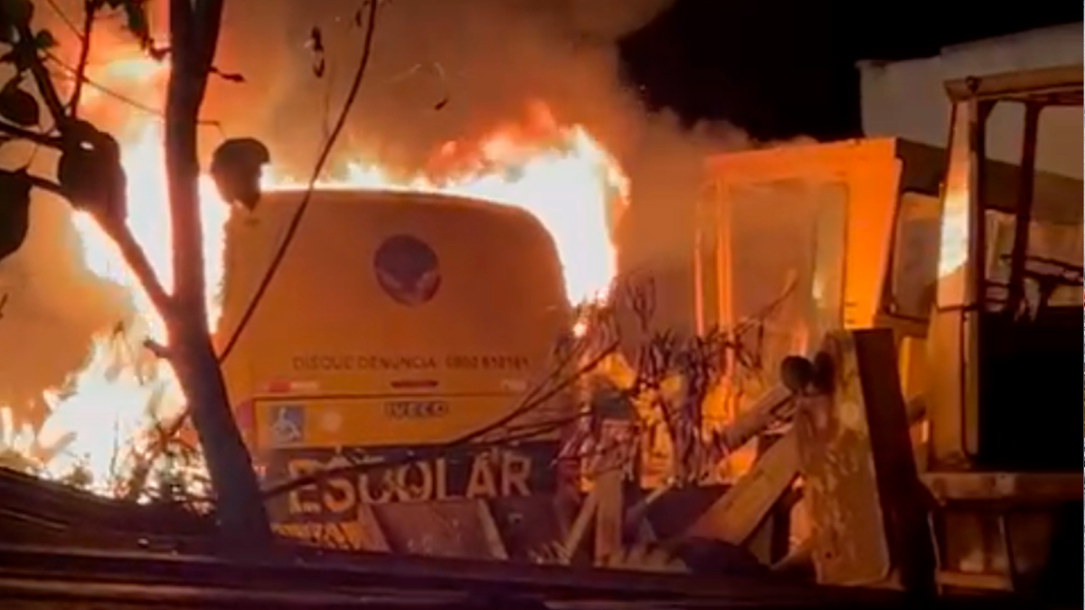 Incêndio de grandes proporções destrói ônibus escolar em Nova Tebas