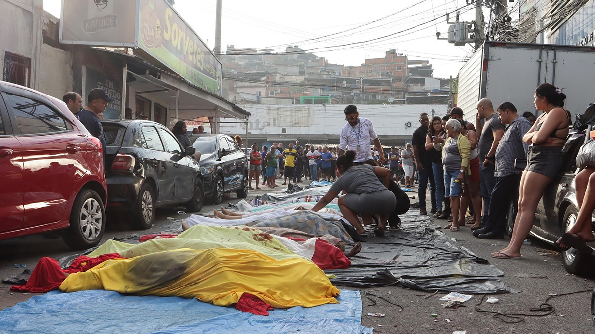 Comunidade do Rio amanhece com fila de corpos em praça após operação.