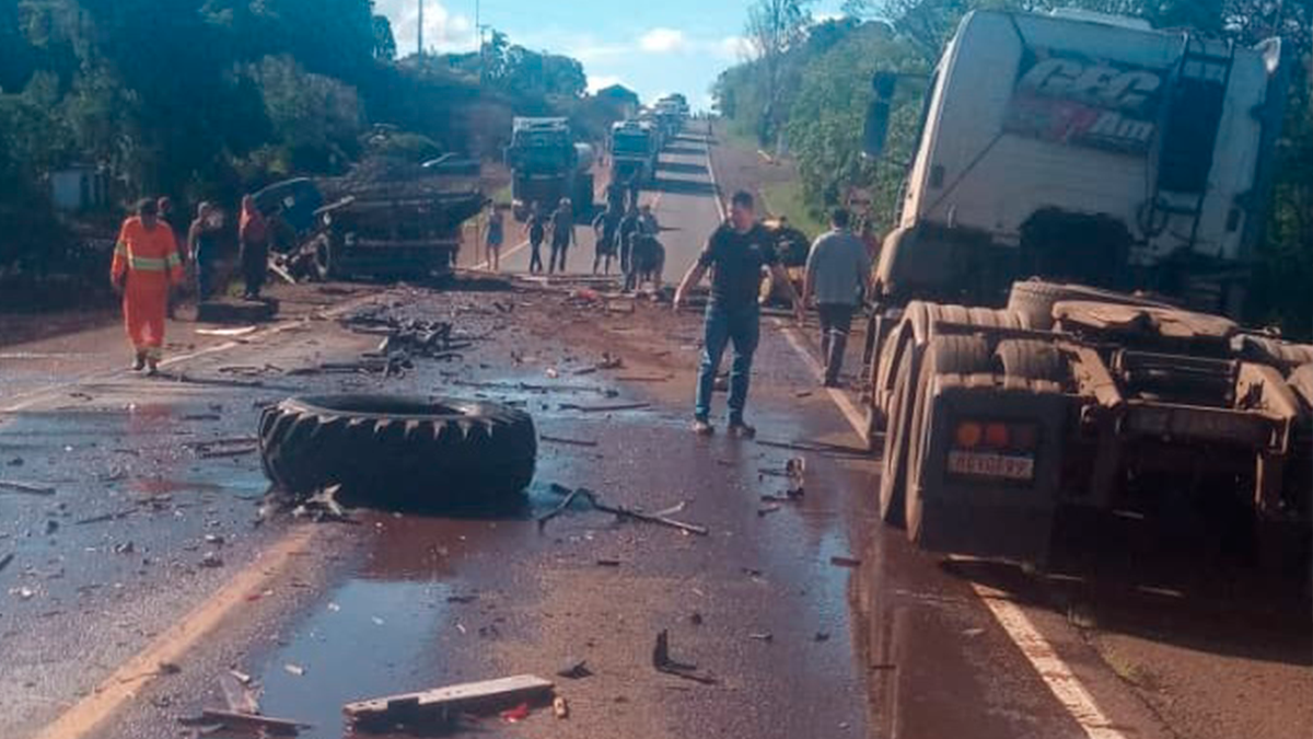 Mulher morre após grave colisão entre caminhões na PR-466, entre Pitanga e Boa Ventura