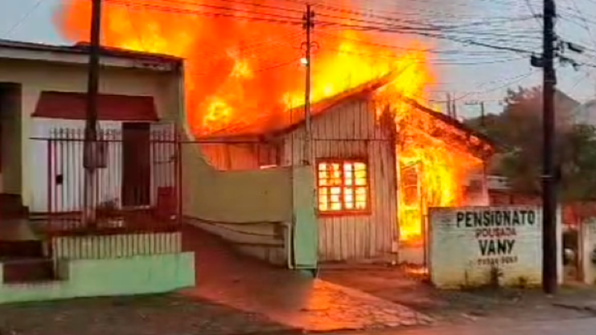 Casa é destruída por incêndio em Guarapuava