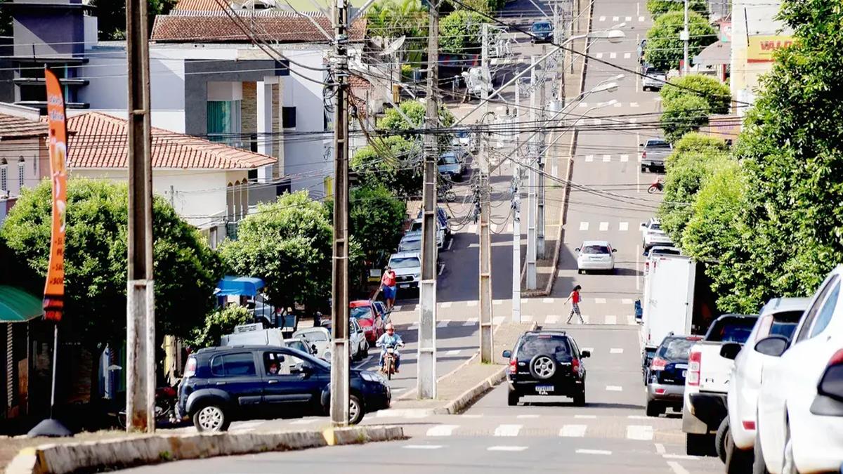 Queda de árvore deixa mais de 2,5 mil imóveis sem energia em Califórnia