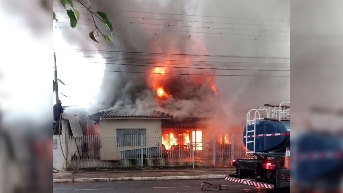 Incêndio destrói residência em frente ao Colégio São Domingos em Faxinal