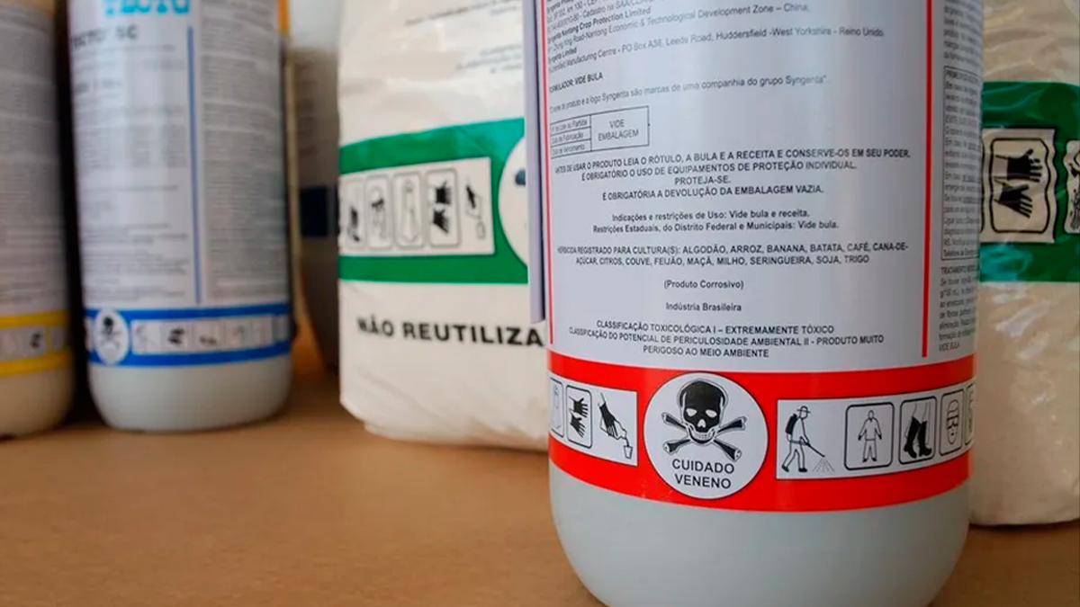 Polícia Militar intercepta Hilux carregada com agrotóxicos ilegais em São João do Ivaí