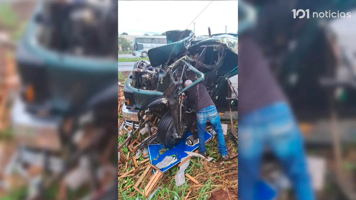 Caminhão carregado de bananas tomba em Cambira e motorista fica ferido