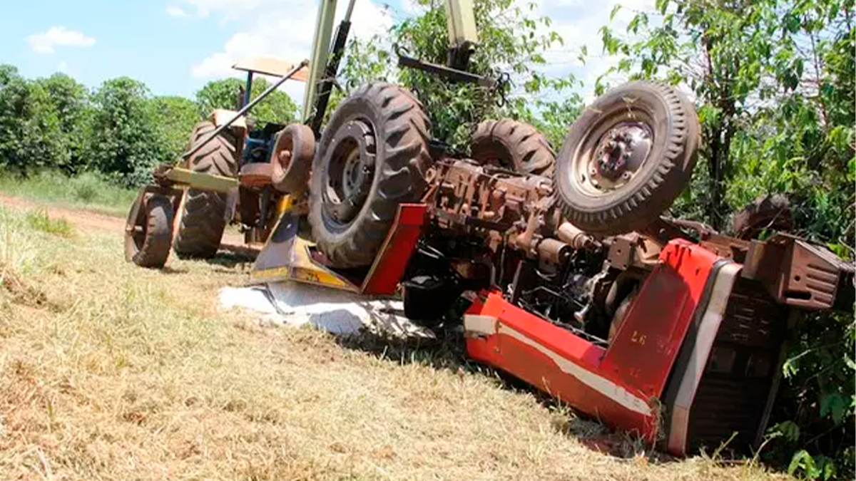 Grave colisão entre Hilux e trator deixa feridos na PR-456 em Palmital