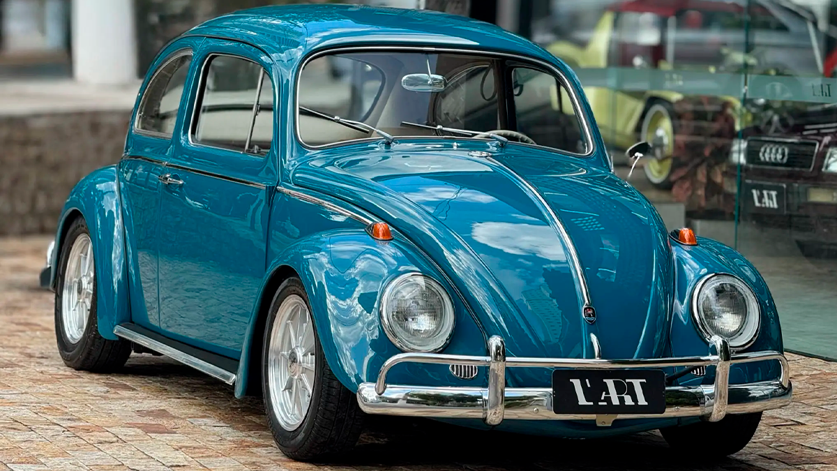 Motociclista fica gravemente ferido após colisão com Fusca no centro de Faxinal