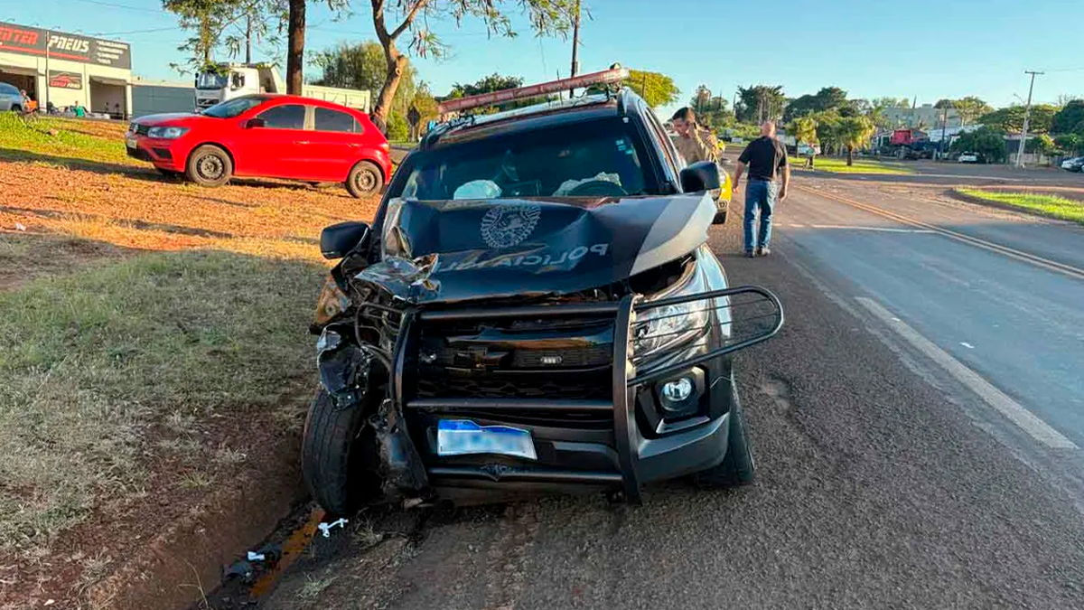 Viatura da Rotam se envolve em colisão com Hilux na PR-466, em Jardim Alegre