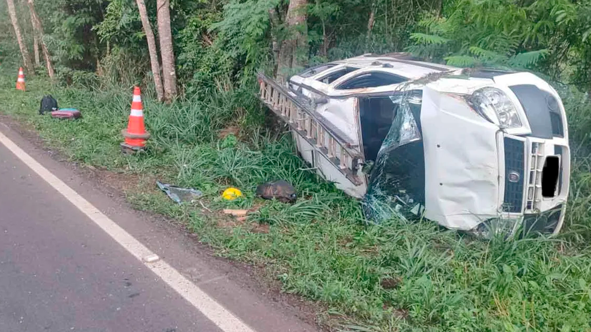 Veículo capota na PR-487, em Manoel Ribas, e motorista sai ileso