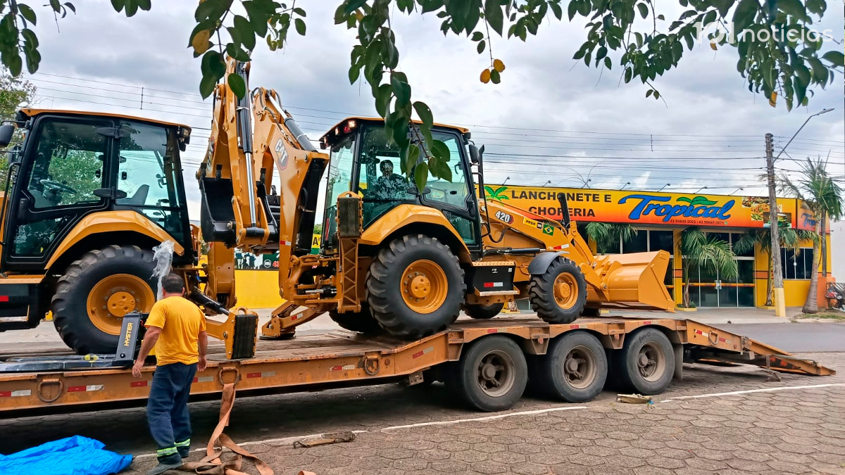 Cândido de Abreu recebe nova retroescavadeira adquirida com recursos do SEAB