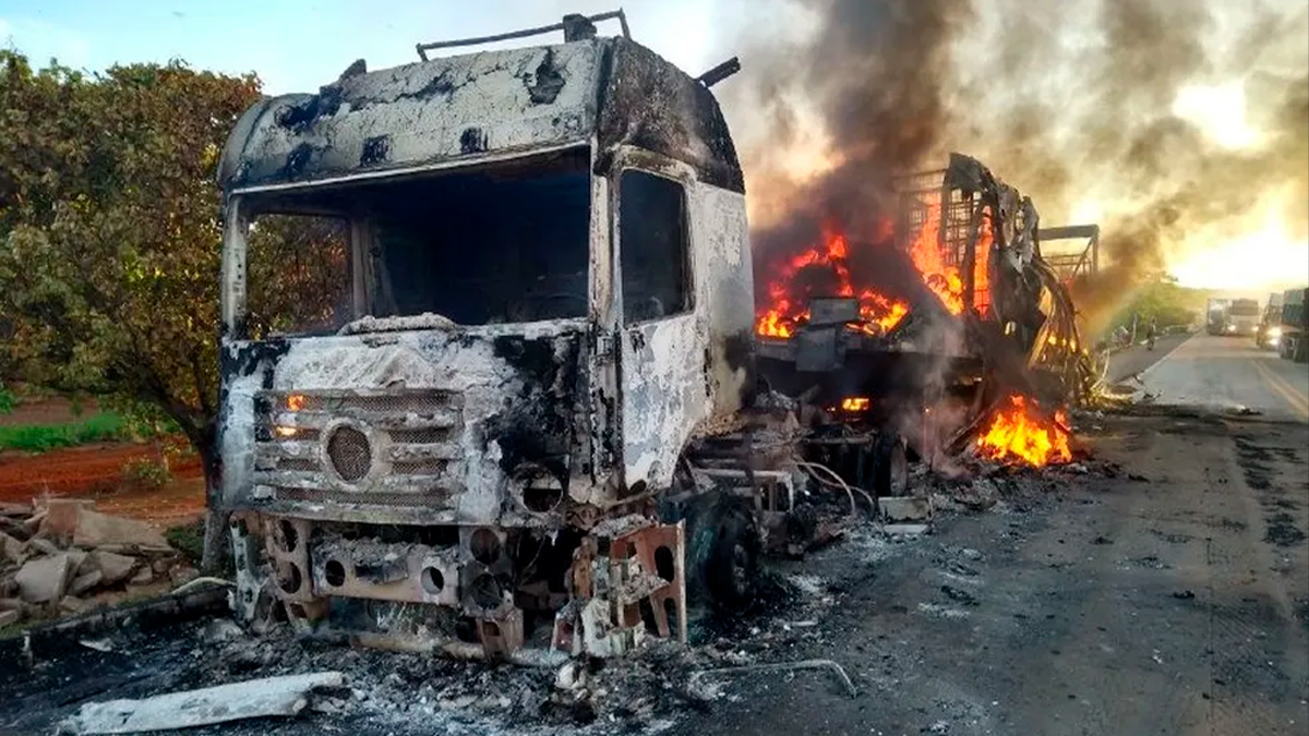 Caminhão pega fogo e interdita BR-277 na Serra da Esperança