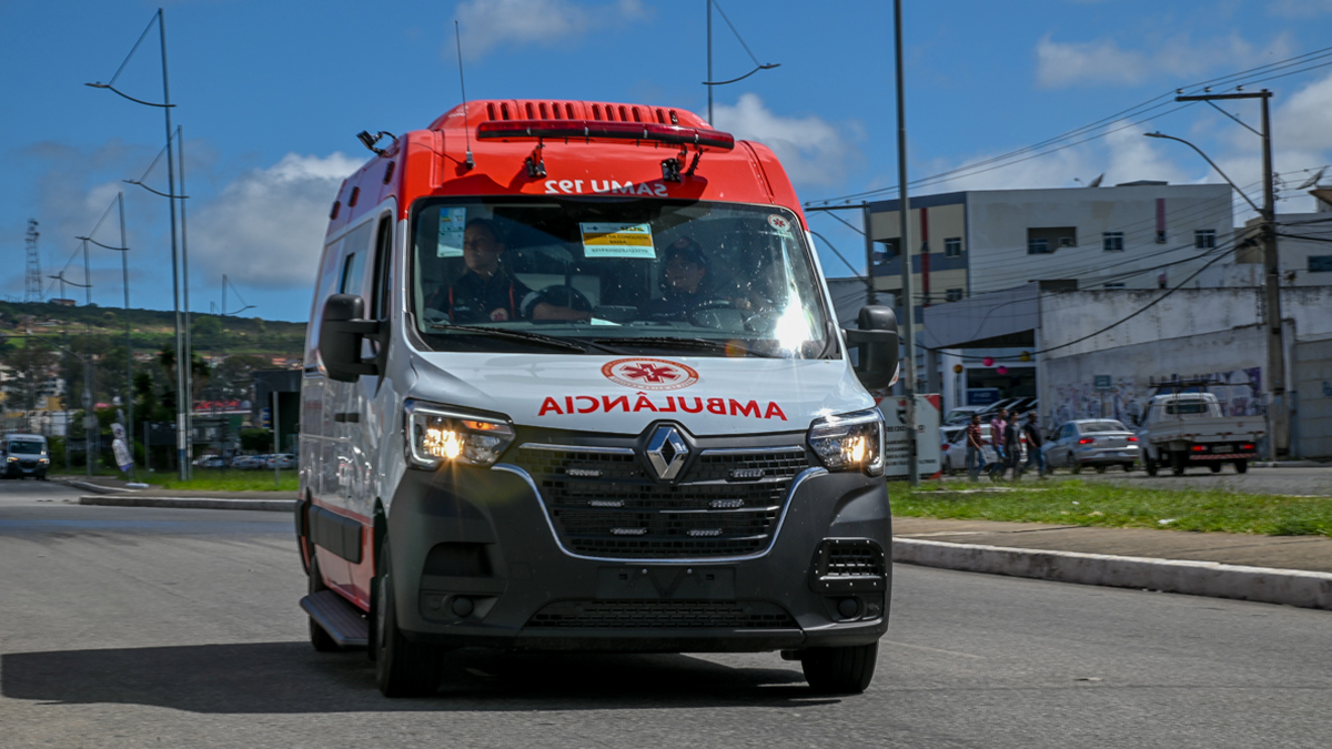 Duas pessoas ficam feridas em colisão entre Uno e moto no centro de Ivaiporã