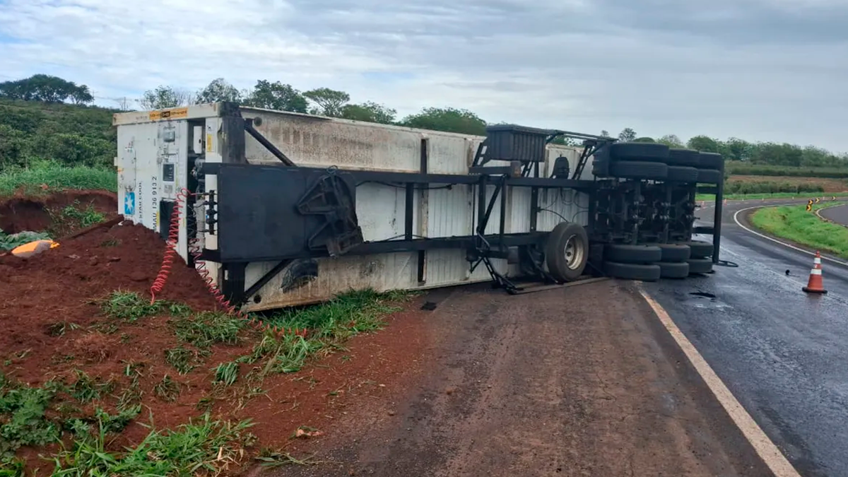 Carreta carregada com frangos tomba na BR-376 entre Cambira e Jandaia do Sul