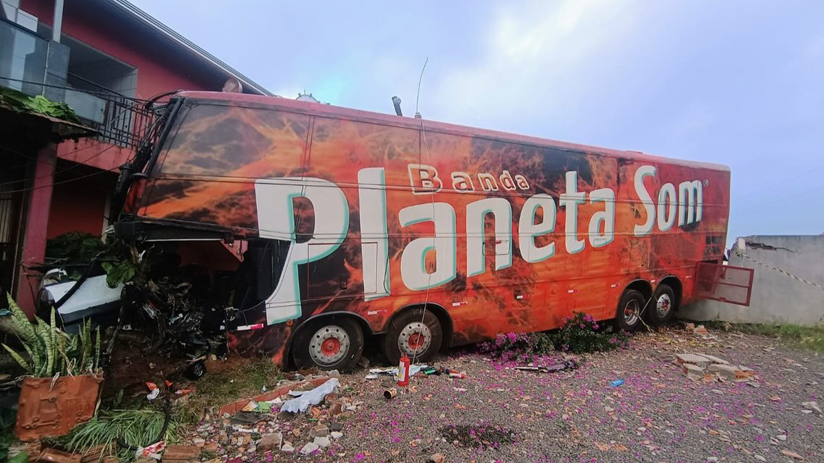 Acidente com ônibus da banda Planeta Som deixa um morto e vários feridos na PR-158