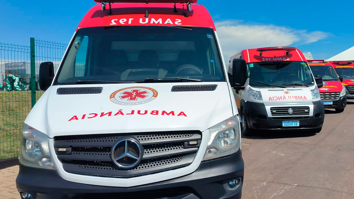 Fiat Uno capota em rodovia escorregadia após chuva em São João do Ivaí