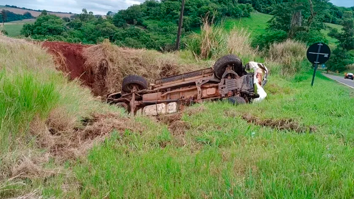 S10 capota na PR-170 e deixa ferido próximo à curva da fazenda Araguaia, em Borrazópolis