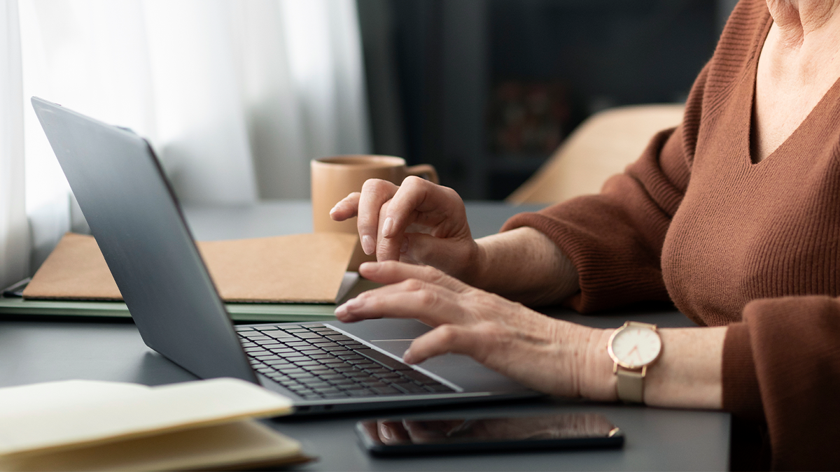 Idosa perde R$ 1,5 mil ao cair no golpe do falso gerente de banco via link suspeito