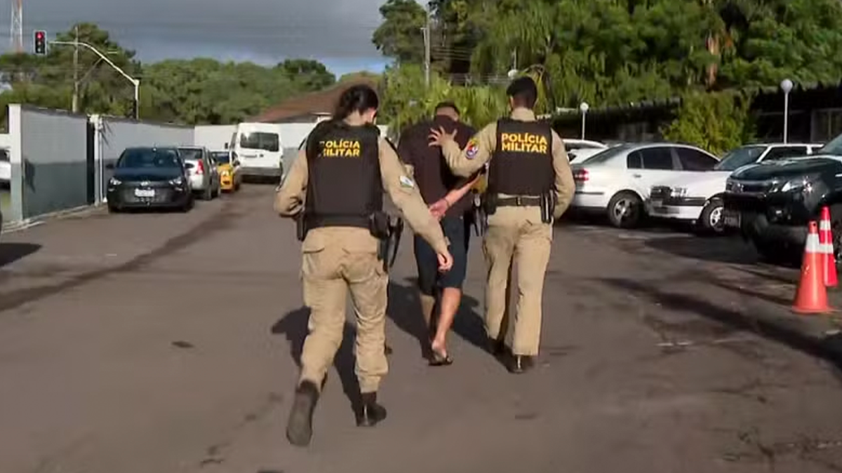 Homem atropela quatro na frente de casa noturna por ciúmes de ex-namorada