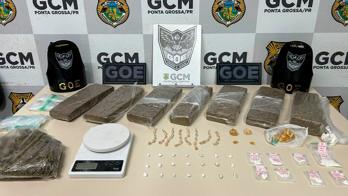 Carro "morre" no pior momento e motorista acaba preso por tráfico em Ponta Grossa