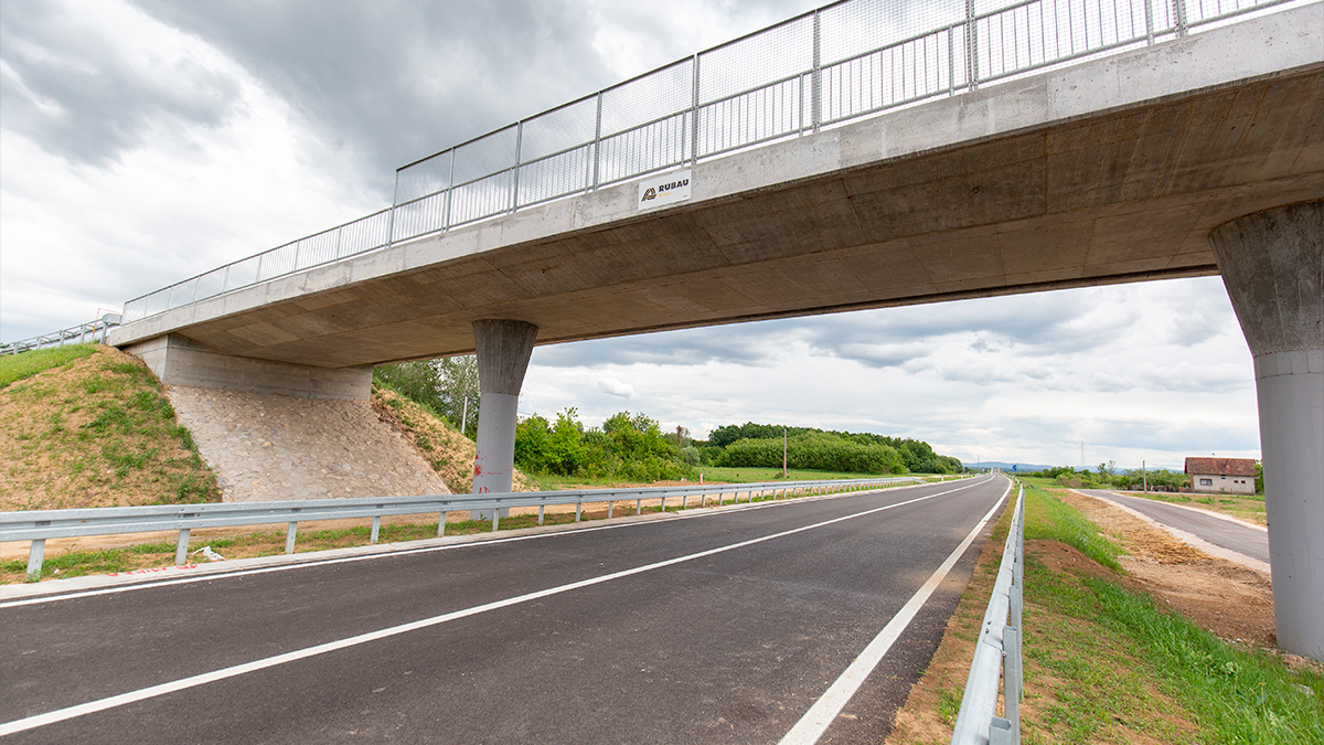 Bebê que nasceu durante o Natal é resgatado sob viaduto após mãe tentar vendê-lo por droga