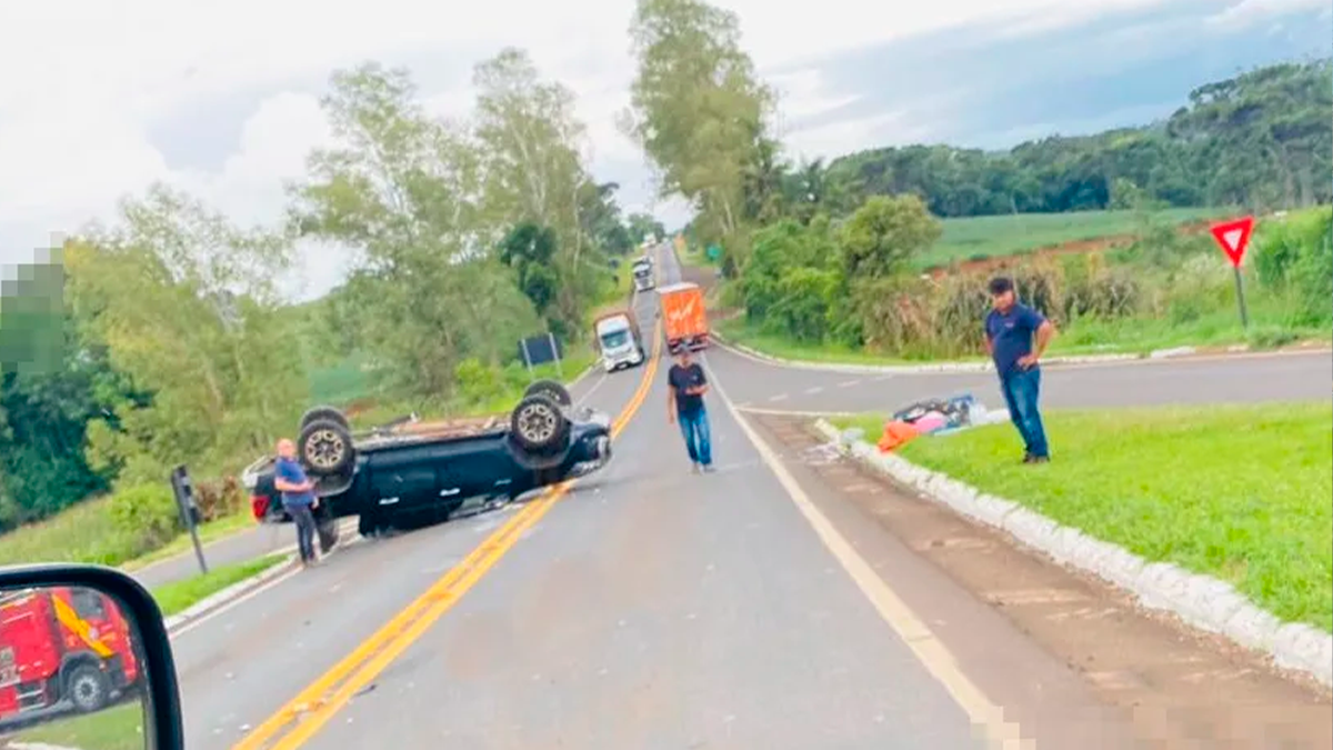 Colisão entre duas caminhonetes termina em capotamento em Manoel Ribas