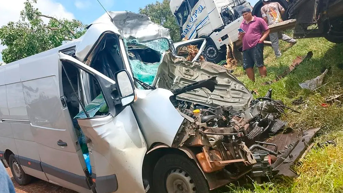 Colisão frontal entre caminhão e van deixa um morto e dois feridos graves na BR-277