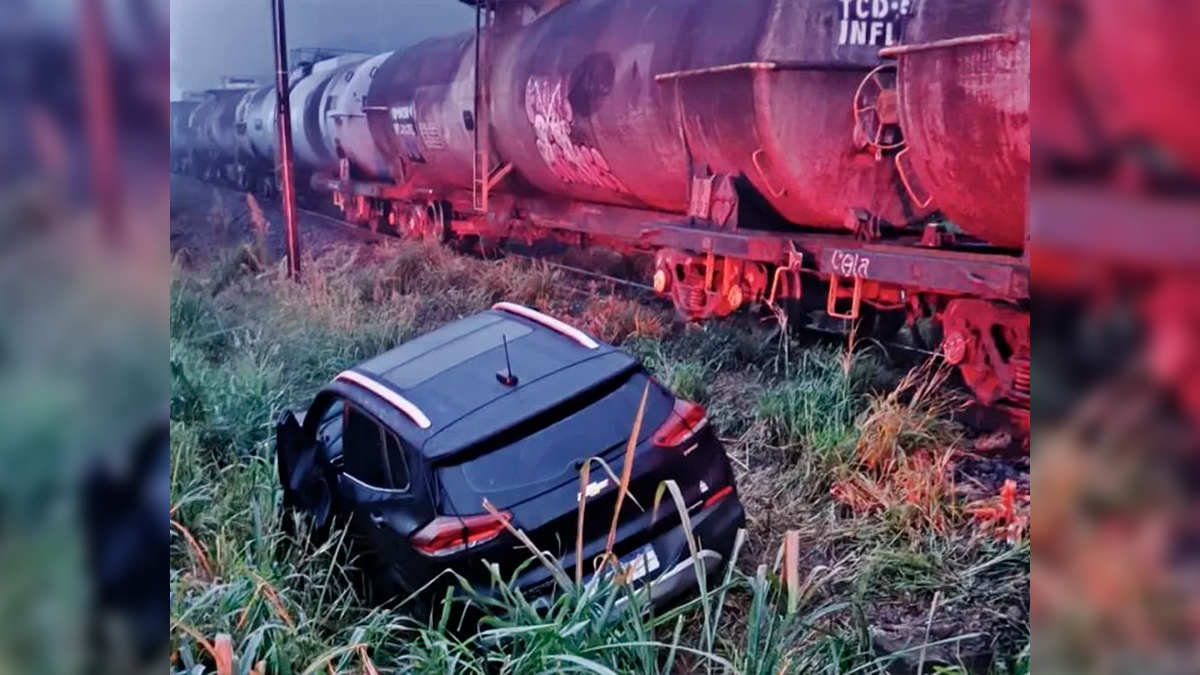 Trem atinge carro da Prefeitura de Cambira em cruzamento