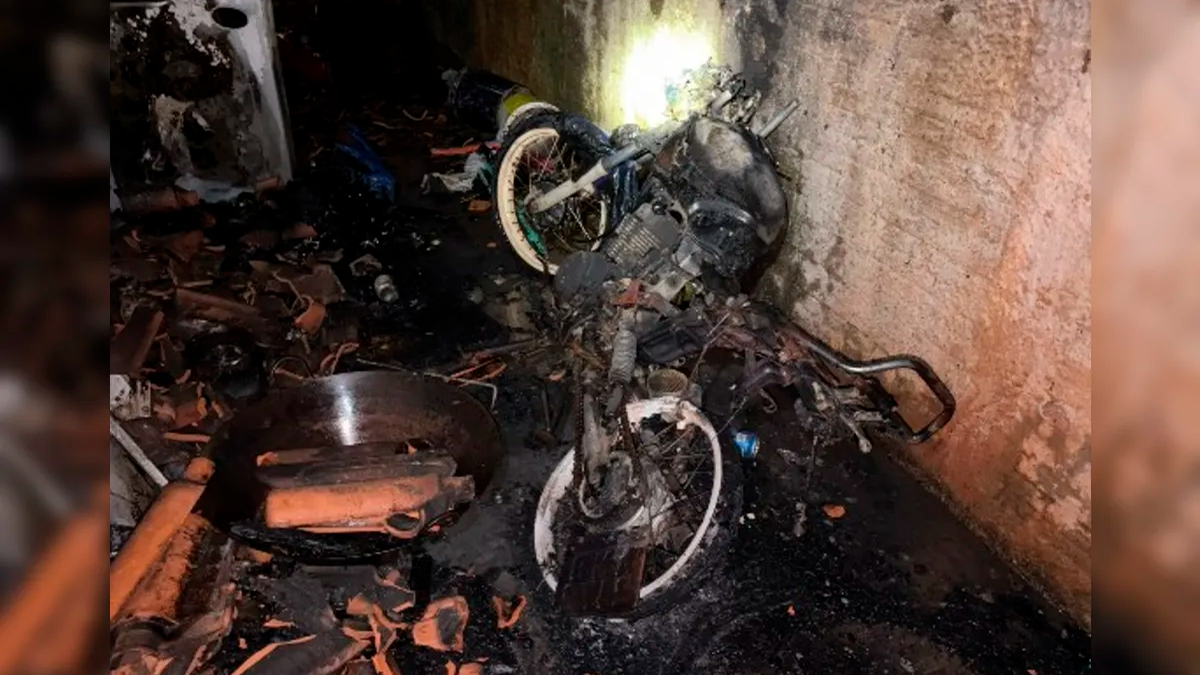 Incêndio suspeito destrói motocicleta e danifica residência em Jandaia do Sul