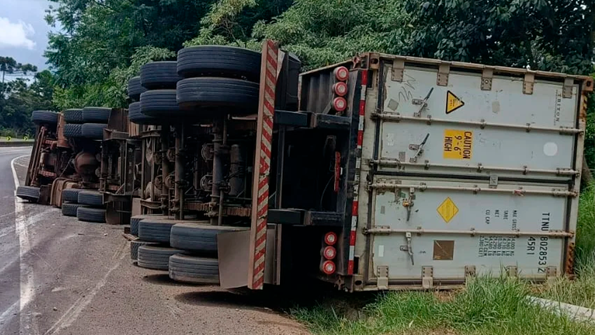 Carreta carregada com frango tomba na Serra do Cadeado, em Mauá da Serra
