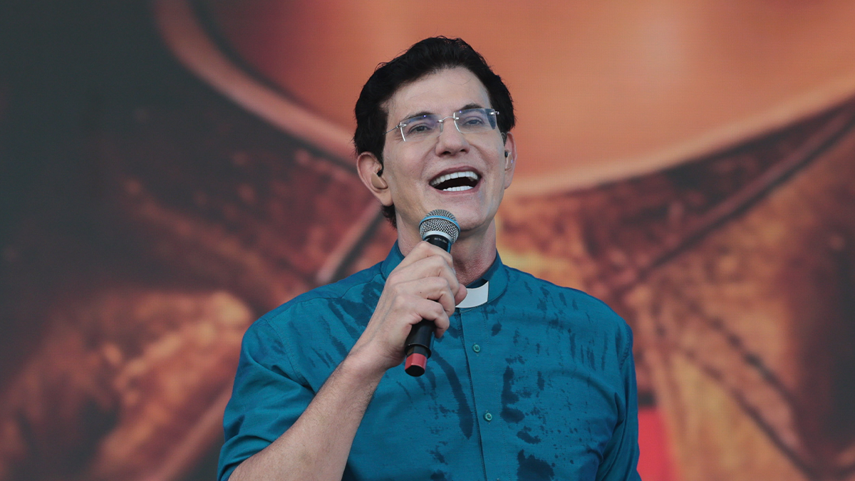 Padre Reginaldo Manzotti encerra Verão Maior Paraná com multidão de 38 mil fiéis em Matinhos