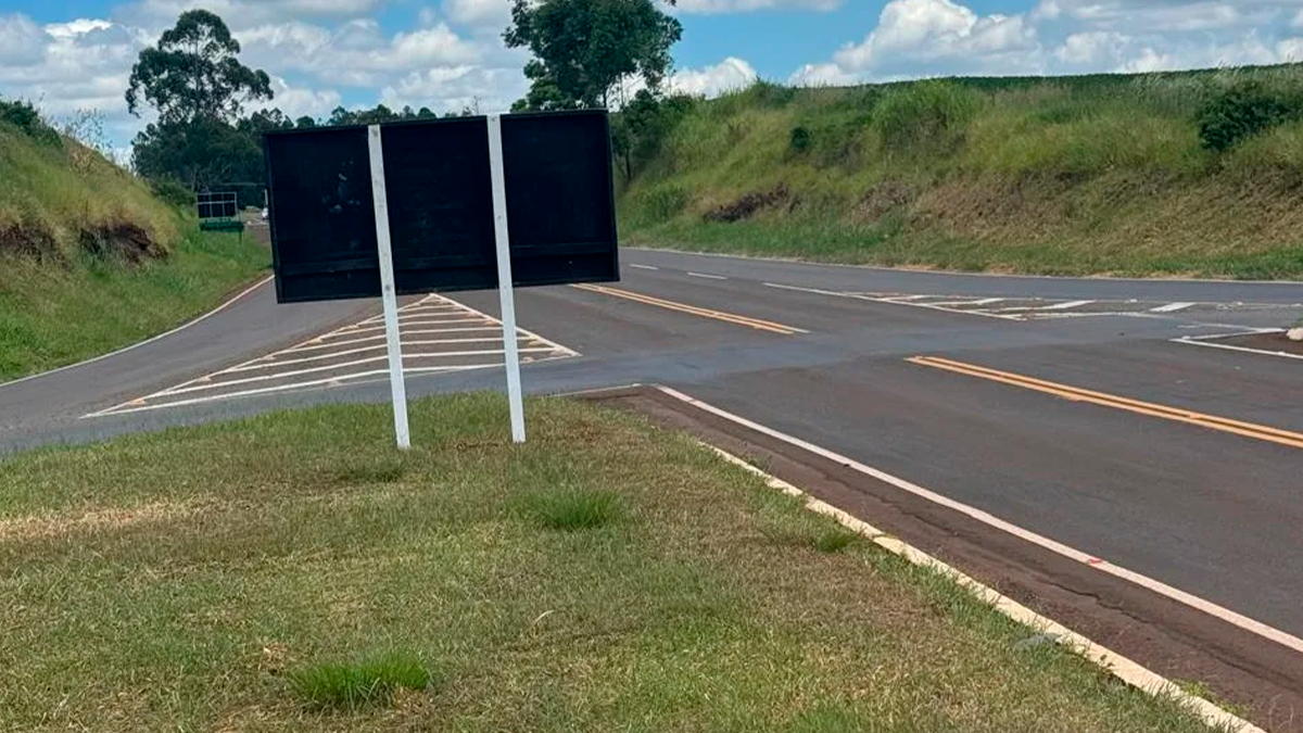 Placa de sinalização instalada entre Borrazópolis e Cruzmaltina gera perigo e revolta entre motoristas