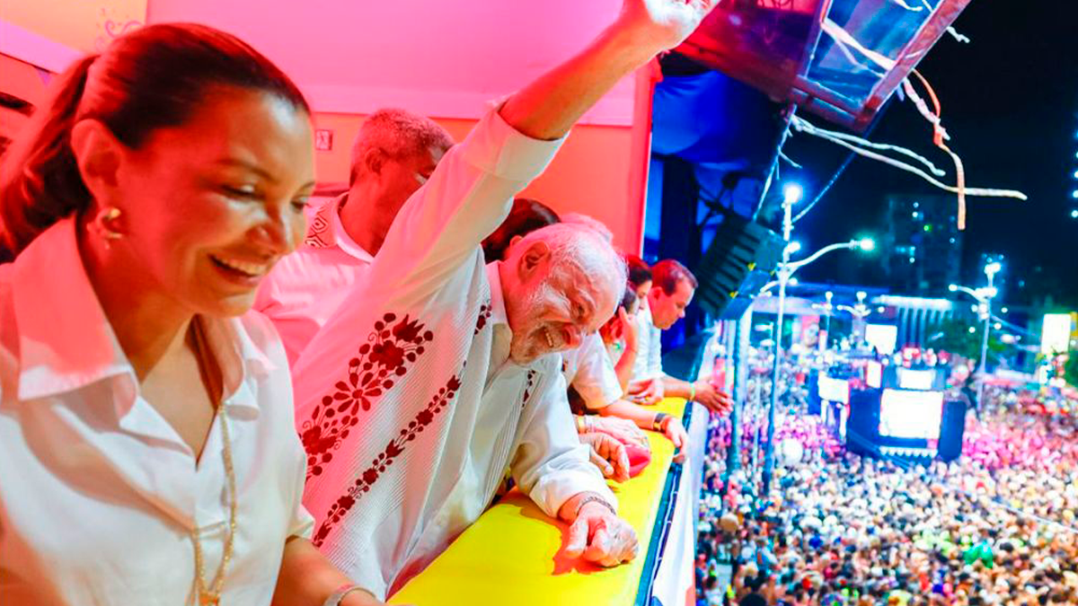 Acadêmicos de Niterói abre desfiles com homenagem a Lula e sátira a Bolsonaro na Sapucaí