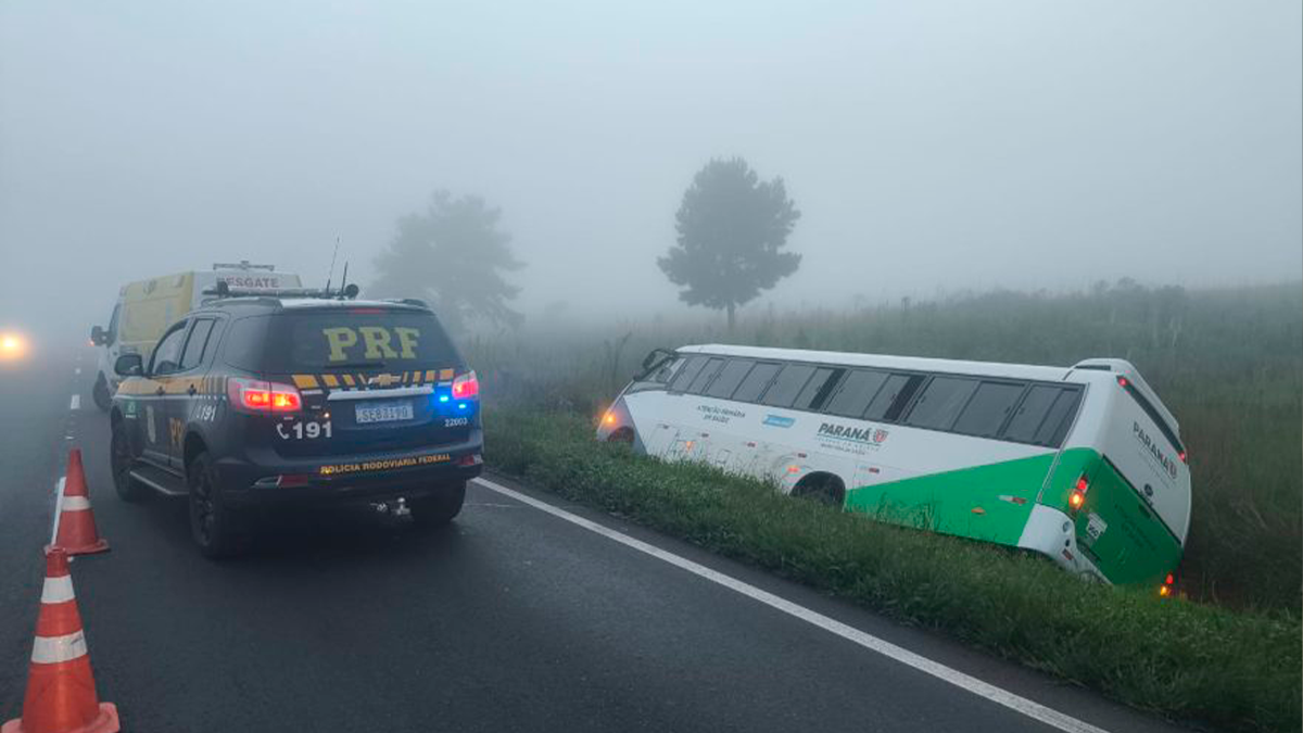 Ônibus da Secretaria de Saúde de Prudentópolis tomba na BR-277 com 20 passageiros a bordo
