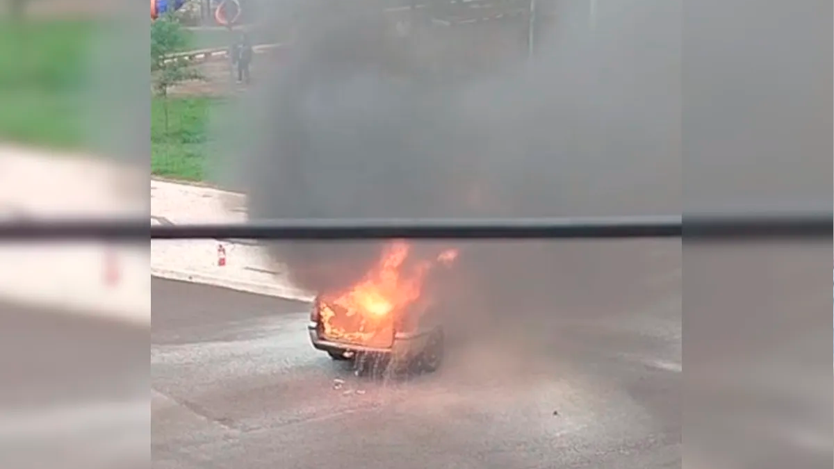Carro com mãe e duas crianças pega fogo e fica destruído no centro de Jandaia do Sul