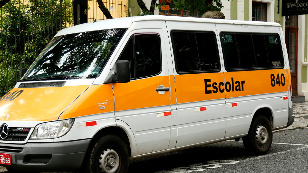 Colisão entre van escolar e motocicleta mobiliza autoridades em São João do Ivaí nesta quinta-feira