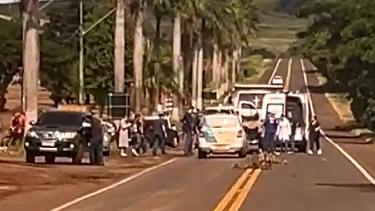 Colisão entre carro e moto mobiliza equipes de socorro no trevo de Lidianópolis