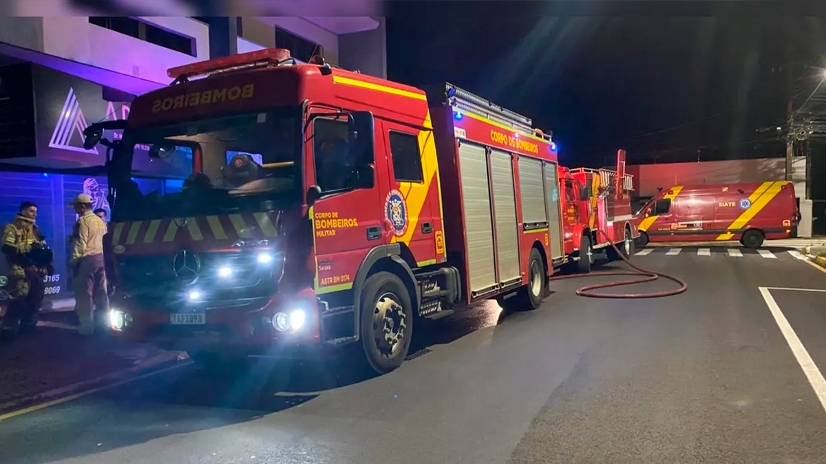 Incêndio em garagem destrói carro elétrico em Apucarana; fogo teria começado por pane na rede elétrica